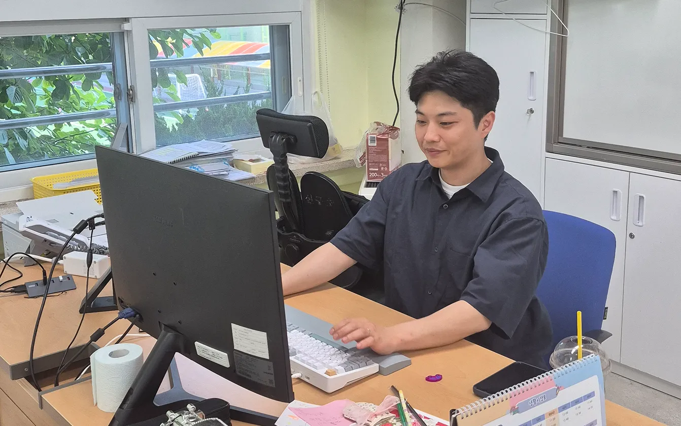 Secretary-General Jung Hyun-seong of the Special Education Edutech & Digital Education Association SeeD handling secretariat work at a school staff office