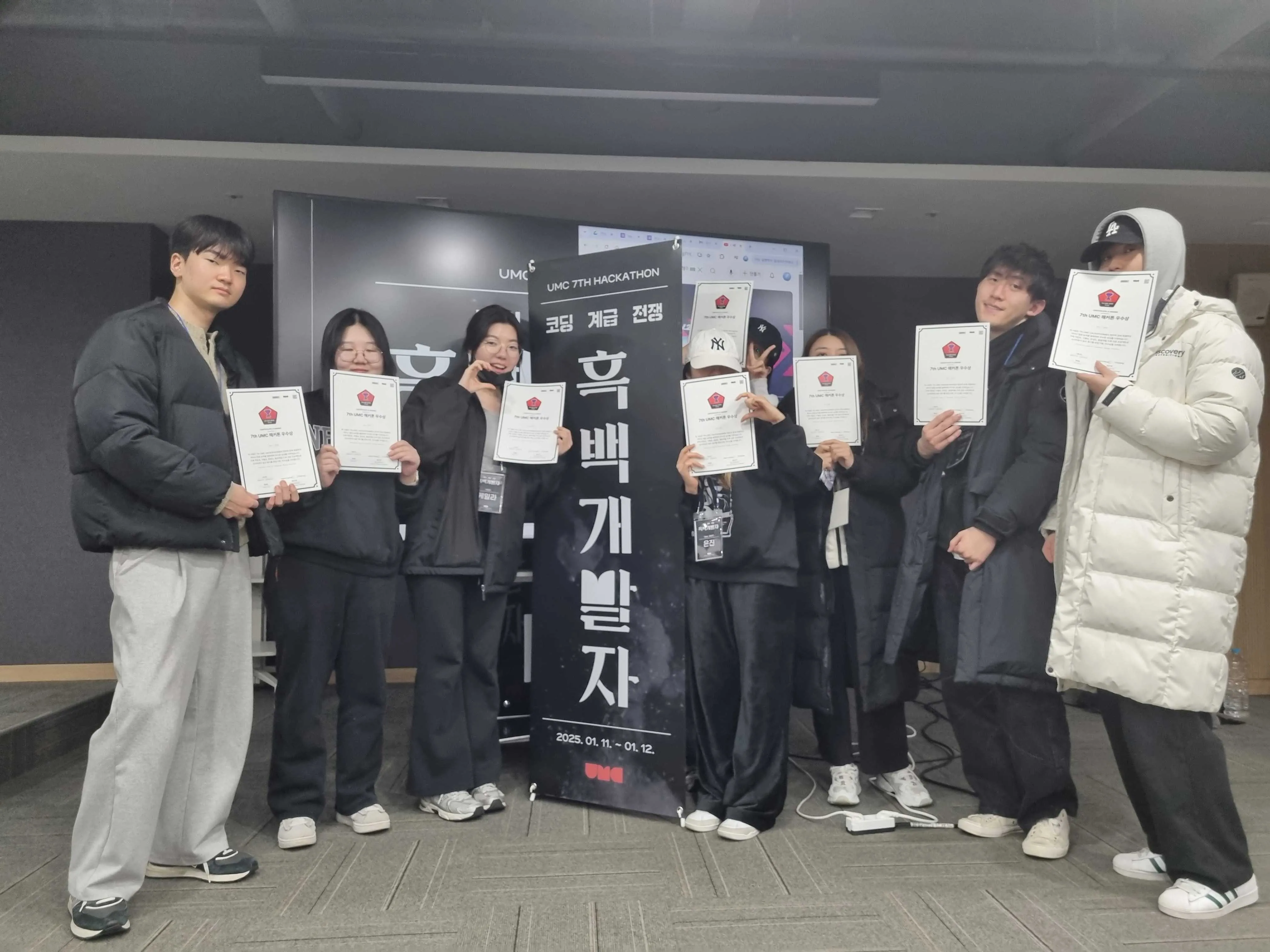수료증·상장 재발급 등 대규모 커뮤니티 운영의 어려움을 보여주는 장면