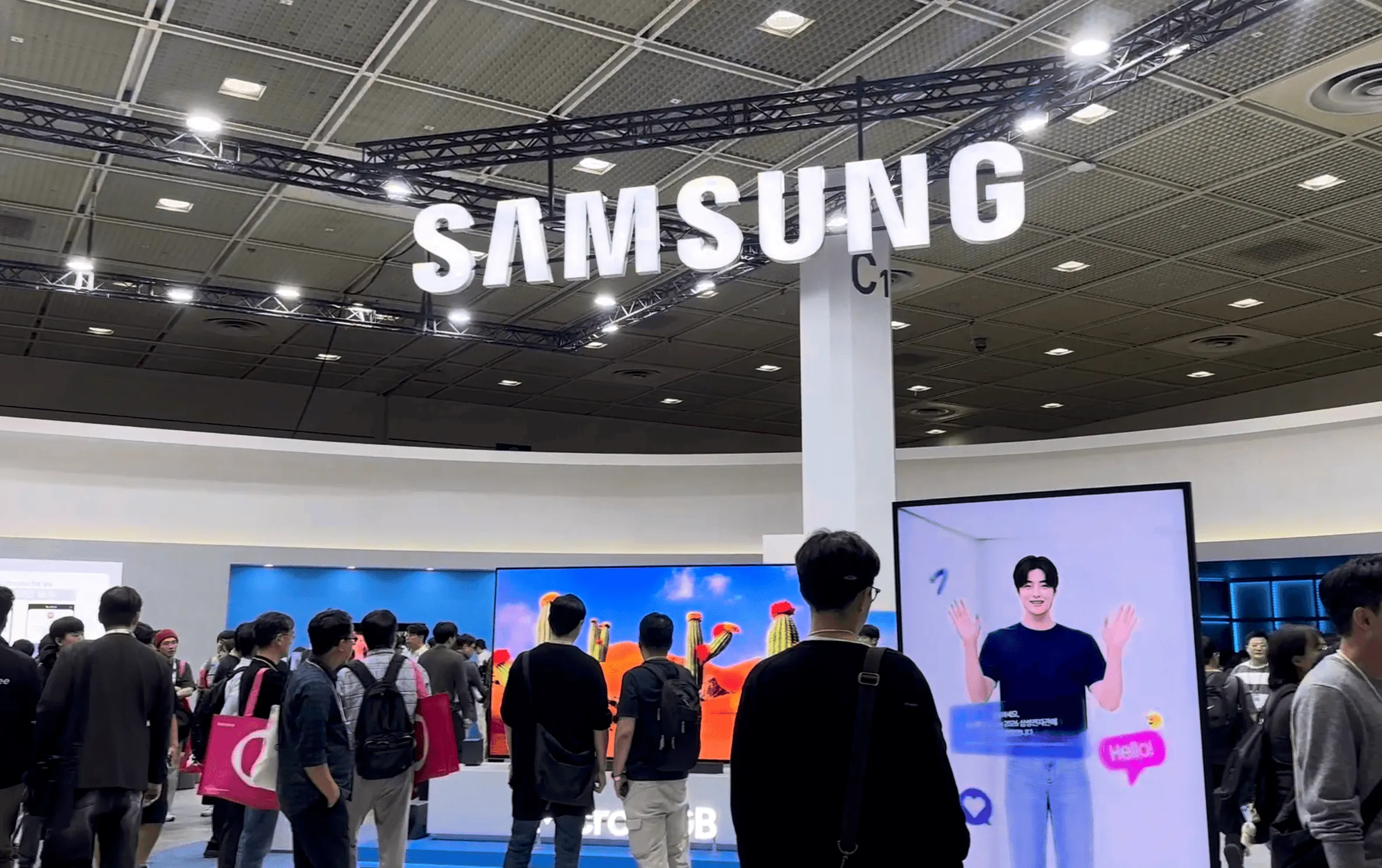 XR 헤드셋과 디지털 트윈을 시연하는 공간 컴퓨팅 부스